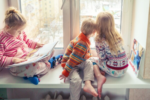 Kinder am Fenster