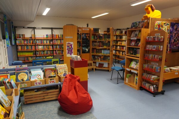 Regale voller Bücher im KiFaZ NordWest in Karlsruhe.