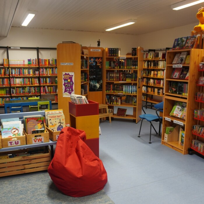 Regale voller Bücher im KiFaZ NordWest in Karlsruhe.