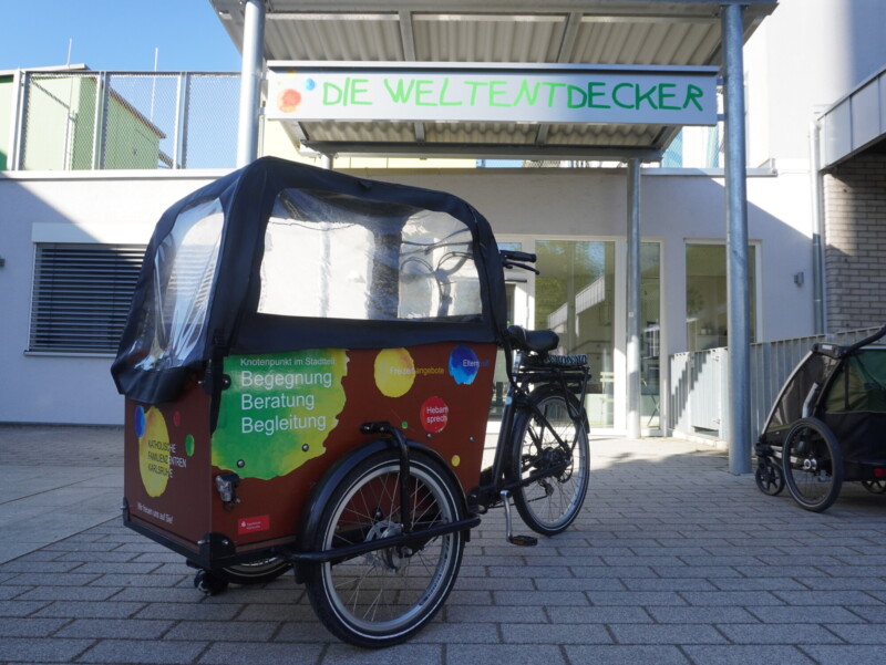Das Lastenrad der Einrichtung vorm KiFaZ NordWest in Karlsruhe