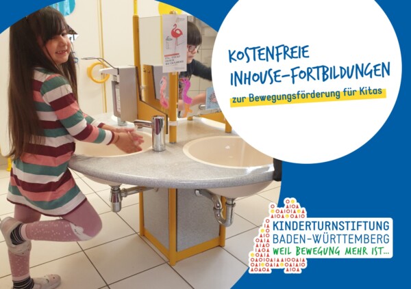 Ein Kind wäscht sich ihre Hände auf einem Bein stehend.